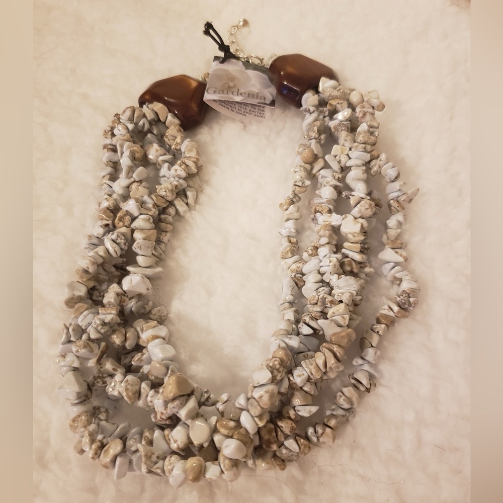 Gardenia BRAND NEW shell necklace with box